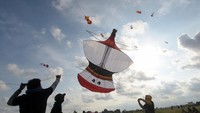 Sejumlah peserta berusaha menurunkan layang-layang saat mengikuti perlombaan dalam Dwi Tunggal Melesat Kite Festival di persawahan Nyalin, Desa Pedungan, Denpasar, Bali, Sabtu (4/6/2022).
