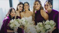 Ketika Manuella Aziza foto bareng pengantin Eva Celia dan bridesmaid lainnya. Foto: dok. Instagram Bridestory