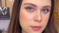 Manuella Aziza terlihat cantik dengan riasan yang tak berlebihan. Foto: dok. Instagram hilgamakeup