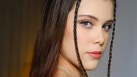 Di hari pernikahan Eva Celia dan Demas Narawangsa, penampilan Manuella tak kalah memukau dan mencuri perhatian. Foto: dok. Instagram hilgamakeup