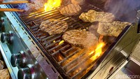 Jenis daging sapi yang digunakan impor. Steak di sini dipanggan dengan alat grill profesional layaknya di restoran. Foto: detikFood/Yenny Mustika Sari