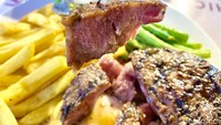 Tingkat kematangan medium yang paling nikmat menurut kami. Empuk dan juicy terasa lumer di dalam mulut ketika menyantap steak meltique beef ini. Cocok sekali dipadukan dengan saus mushroom yang gurih. Foto: detikFood/Yenny Mustika Sari