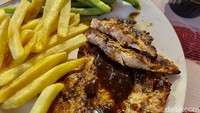 Steak ayam Meatime dibanderol harga Rp 45.000. Rasanya tak kalah nikmat karena bumbu rempah ala Barat sangat terasa. Untuk steak ini enak disantap dengan saus blackpepper. Foto: detikFood/Yenny Mustika Sari