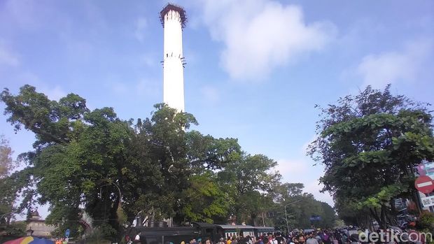 Menara Masjid Taman Sriwedari Solo, Minggu (5/6/2022).