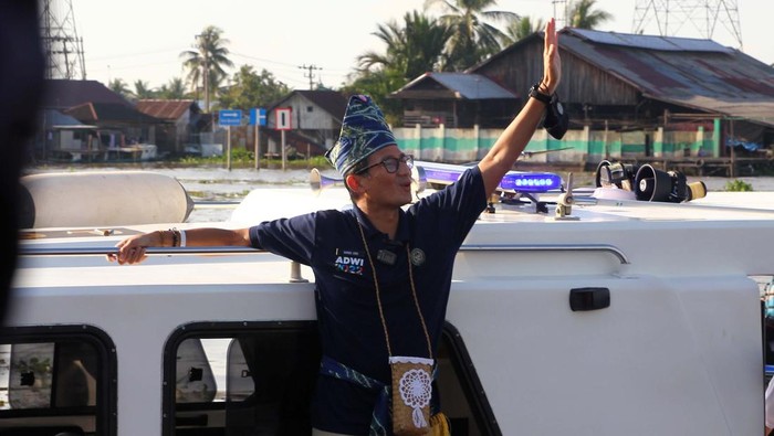 Menparekraf Sandiaga Kunjungi Desa Wisata Kubah Basiri Menteri Pariwisata dan Ekonomi Kreatif, Sandiaga Uno mengunjungi Desa Wisata Kubah Basiri, Banjarmasin. Desa ini masuk salah satu finalis ADWI 2022.