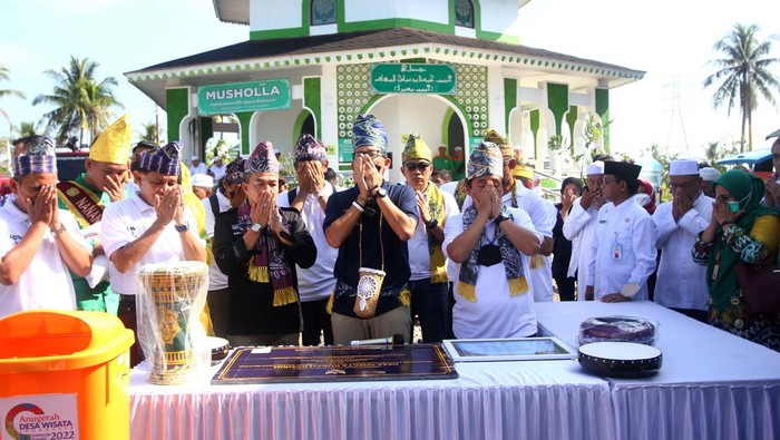 Menparekraf Sandiaga Kunjungi Desa Wisata Kubah Basiri Menteri Pariwisata dan Ekonomi Kreatif, Sandiaga Uno mengunjungi Desa Wisata Kubah Basiri, Banjarmasin. Desa ini masuk salah satu finalis ADWI 2022.