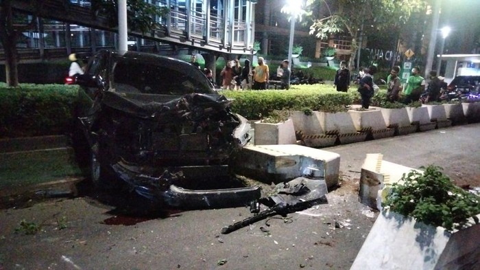 Satu unit mobil Innova warna hitam mengalami kecelakaan di Jalan Sudirman, Jakarta Pusat, Minggu (5/6/2022) dini hari. Mobil Innova menabrak dua sepeda motor dan pembatas jalan sepeda.