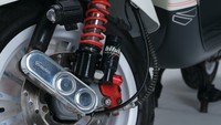 Selain pelek yang berubah, Vespa LX ini juga mengandalkan shock breaker set dari Bitubo serta bracker shock belakang ABORI dari Fabrica. Sejumlah part di bagian peredaman ini, diklaim untuk menampah rake angle dan memberikan kestabilan pada handling motornya. Foto: dok. Vespuci