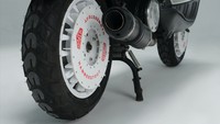 Untuk urusan kaki-kaki, pelek asli Vespa LX tak lagi digunakan. Vespuci mengandalkan pelek Vespa Sprint berukuran 12 inci yang ‘ditutup’ dengan turbo-fan. Pelek ini dibalut dengan ban all-terrain agar lebih pas dengan konsepnya. Foto: dok. Vespuci
