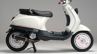 Dari samping, Vespa Forscher ini tampak manis nan garang. Jok standarnya dilepas dan Vespuci menggantinya dengan jok tunggal serta rack di bagian belakangnya. Rack ini juga dipasangkan di area floor board.Foto: dok. Vespuci