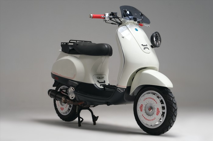 Modifikasi Vespa LX 125 bergaya retro rally look oleh Vespuci dan Hammerstout asal Bandung