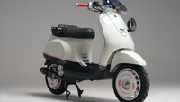 Di tengah gempuran modifikasi racing look atau retro look di skena Vespa modern, workshop skuter Vespuci, berkolaborasi dengan clothing brand Hammerstout untuk memodifikasi Vespa LX-nya menjadi sebuah skutik yang ‘tangguh’ dan siap dibawa main tanah. Vespa ini mereka juluki dengan ‘Forscher’. Foto: dok. Vespuci