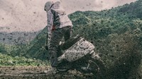 Sektor dapur pacu juga ogah standar. Vespuci memasangkan knalpot LeoVince tipe GP Corsa Carbon ke Vespa Forscher ini. Selain itu, bagian ‘kiri’ alias CVT dari motor ini juga sudah di-upgrade oleh RC Garage Bandung. Foto: dok. Vespuci
