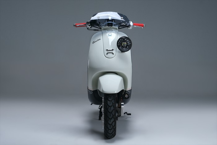 Modifikasi Vespa LX 125 bergaya retro rally look oleh Vespuci dan Hammerstout asal Bandung