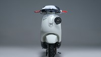 Area kokpit dan kemudi dari Vespa LX yang kalem, dirombak habis dengan mengganti handlebar-nya. Setang asli LX diganti dengan setang milik Vespa LXV, sehingga memberikan kesan telanjang. Tentunya mengganti area kokpit Vespa LX ini membuat lampu utama harus disesuaikan. Vespuci sengaja memilih lampu utama bergaya daymaker sebagai lampu utamanya dan dipasang dengan presisi di bodi bagian depan. Foto: dok. Vespuci