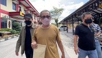Dengan rasa haru dan mata berkaca-kaca, pria lansia 60 tahun yang bernama Hokkim ini tampak sangat bahagia setelah keluar dari rutan Polda Kalimantan Tengah, Minggu (5/6). Ia langsung bergegas menuju mobilnya dan meninggalkan Polda Kalteng.