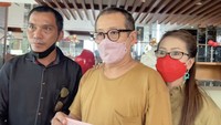 Bahkan, beberapa kerabat yang menjemput langsung memeluk warga Sampit, Kota Waringin Timur yang sudah 2 bulan berpisah akibat kasus yang menjeratnya. Menurut Hokkim, kasusnya yang disebut tindak pidana penggelapan sertifikat lahan sawit itu sangat tidak tepat, Pasalnya laporan Alpin dan Jatmiko yang juga masih kerabat itu menuding melakukan penggelapan dengan pasal 372 KUHPidana dan langsung ditetapkan tersangka lalu dilakukan penahanan pada 7 April lalu.