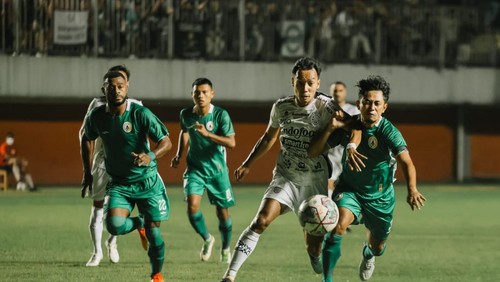 Novri Setiawan bermain apik membela Bali United dalam laga persahabatan menghadapi PSS Sleman di Stadion Maguwoharjo, Sleman, Sabtu (4/6/2022).