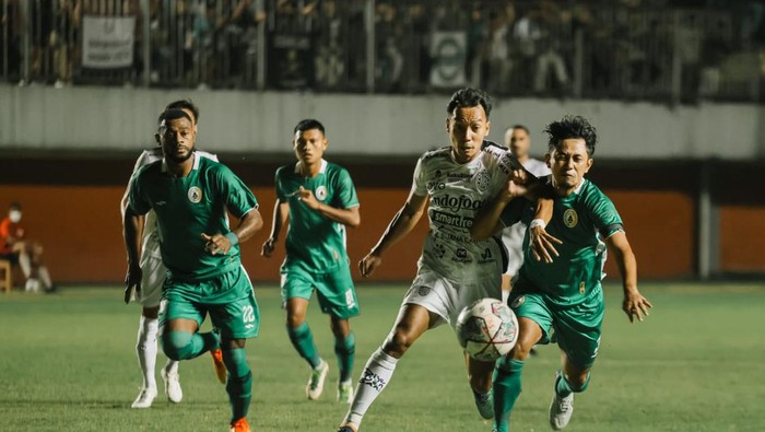 Novri Setiawan bermain apik membela Bali United dalam laga persahabatan menghadapi PSS Sleman di Stadion Maguwoharjo, Sleman, Sabtu (4/6/2022).