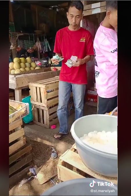 Pedagang buah- buahan mirip Jokowi