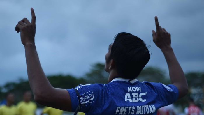 Pemain Persib mengenakan pita hitam sebagai bentuk penghormatan bagi Eril, yang juga seorang bobotoh.