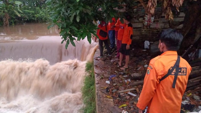 Tim SAR melakukan penyisiran di Sungai Bubakan Pemalang untuk mencari balita yang hanyut, Minggu (5/6/2022).