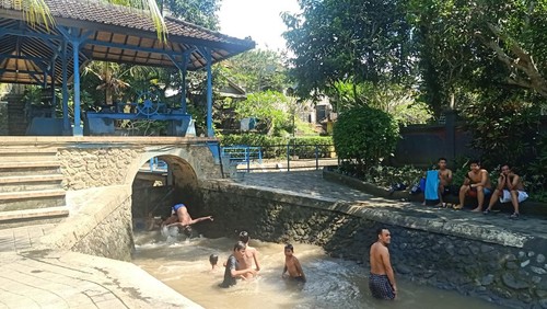Pengunjung tampak berenang di Tukad Bindu, Denpasar, Bali, Minggu (5/6/2022).