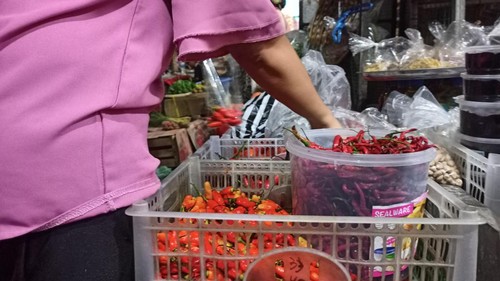 Penjualan cabai rawit di salah satu toko di Pasar Dauh Pala, Kabupaten Tabanan, Bali, Minggu (5/6/2022).