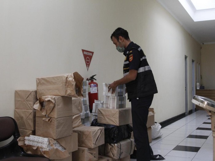 Petugas Bea Cukai Kudus menunjukan hasil penindakan rokok ilegal, Minggu (5/6/2022).