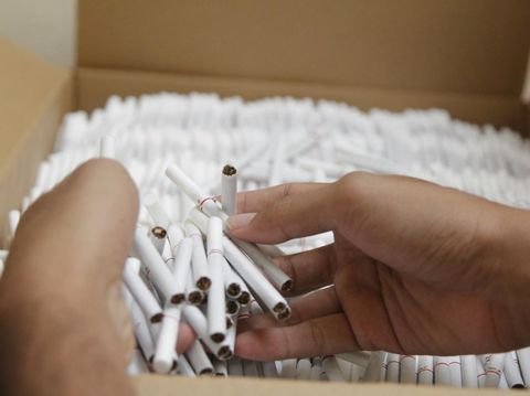 Petugas Bea Cukai Kudus menunjukan hasil penindakan rokok ilegal, Minggu (5/6/2022).