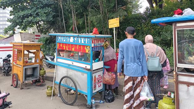 PKL diperbolehkan kembali berjualan di sejumlah titik CFD di Sudirman-Thamrin. (Foto: Karin/detikcom)