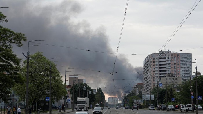 Smoke rises after missile strikes, as Russia's attack on Ukraine continues, in Kyiv, Ukraine June 5, 2022.  REUTERS/Valentyn Ogirenko