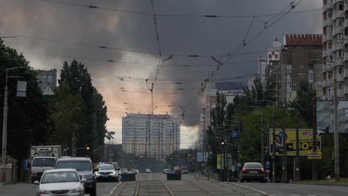 Smoke rises after missile strikes, as Russias attack on Ukraine continues, in Kyiv, Ukraine June 5, 2022.  REUTERS/Valentyn Ogirenko