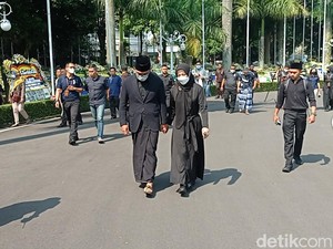 Snapshot: Potret Ridwan Kamil Gandeng Erat Atalia Usai Temui Warga