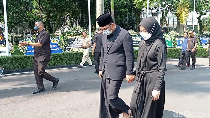 Potret Ridwan Kamil menggandeng erat tangan Atalia Praratya