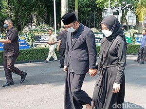 Jenazah Eril Tiba di RI, Ridwan Kamil dan Atalia Membungkuk Terima Kasih