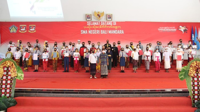 Potret Siswa SMA Bali Mandara yang memperoleh prestasi di sepanjang tahun 2022.