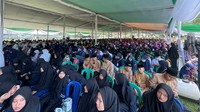 Masih bertepatan dengan momen halal bihalal, mereka sekaligus menjalani tabligh akbar dan santunan anak yatim piatu di momen tersebut.