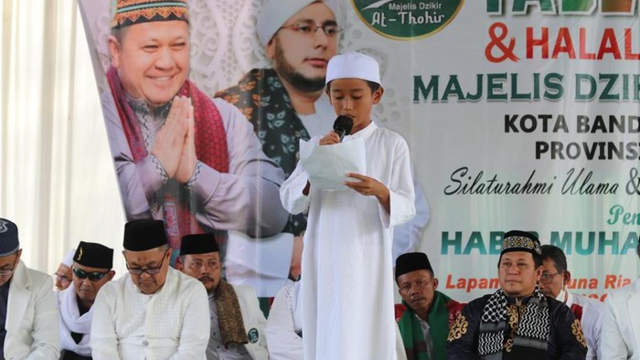 Potret Tabligh Akbar-Santunan Yatim Piatu di Lampung Majelis dzikir At-Thohir kota Bandar Lampung menggelar tabligh akbar dan santunan kepada ratusan anak yatim piatu. Begini potretnya.