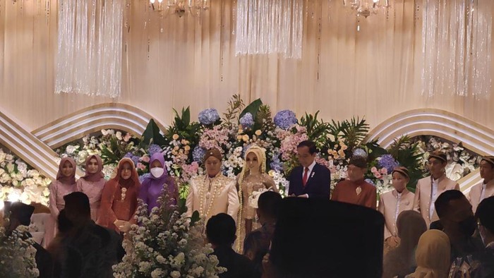 Presiden Jokowi menghadiri pesta pernikahan putra KH Abdul Karim di Sukoharjo, Minggu (5/6/2022).