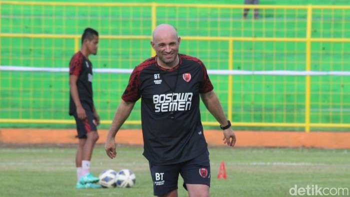 PSM Makassar latihan di Stadion Gelora BJ Habibie Parepare.