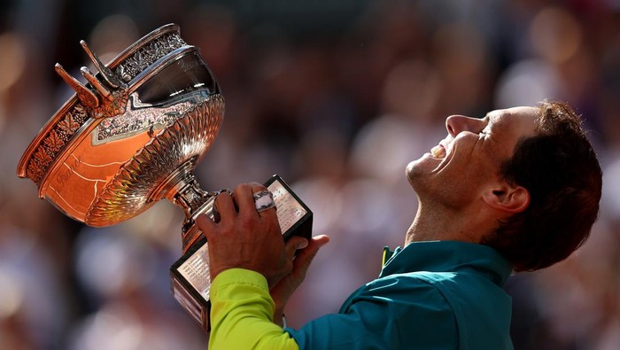 PARIS, FRANCE - JUNE 05: Rafael Nadal of Spain celebrates with the trophy after winning against Casper Ruud of Norway during the Mens Singles Final match on Day 15 of The 2022 French Open at Roland Garros on June 05, 2022 in Paris, France. (Photo by Clive Brunskill/Getty Images)