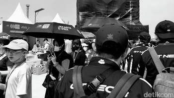 Meski panas tidak mengurangi semangat pengunjung. Foto: Adi Fida Rahman/detikINET