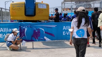 Membalas pesan. Foto: Adi Fida Rahman/detikINET