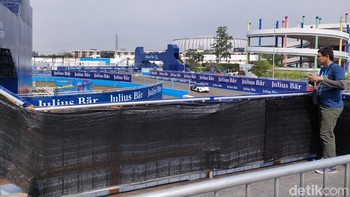 Mengecek. Foto: Adi Fida Rahman/detikINET