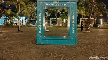 Menggunkan mode malam Realme GT Neo 3T. Foto: Adi Fida Rahman/detikINET