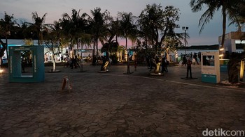 Sejumlah pengunjung Formula E masih bertahan di Ancol hingga petang untuk menikmati senja. Foto: Adi Fida Rahman/detikINET