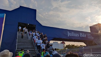 Pengunjung teratur saat hendak menyeberang dengan jembatan. Foto: Adi Fida Rahman/detikINET