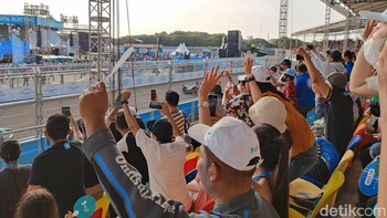 Keriuahan pengunjung menyambut para pembalap. Foto: Adi Fida Rahman/detikINET