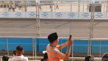 Mengabadikan momen Formula E. Foto: Adi Fida Rahman/detikINET